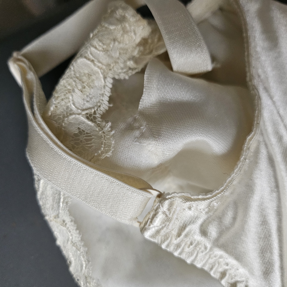 VS Gold Label Vintage Cream Lace Underwire Bra! Like NEW!! - Picture 7 of 16